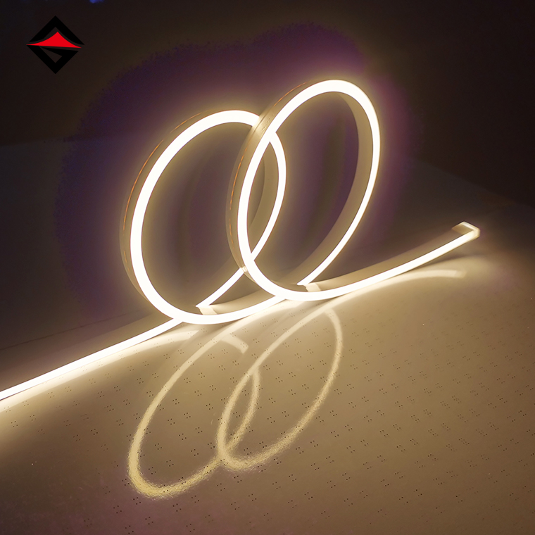 ¿Cuál es la diferencia entre los materiales de slicone en la luz de la tira de neón?
